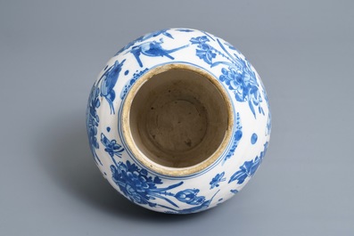 An English Delftware blue and white chinoiserie jar, 18th C.