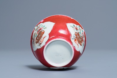 Une tasse et soucoupe 'ruby back' en porcelaine de Chine famille rose, Yongzheng