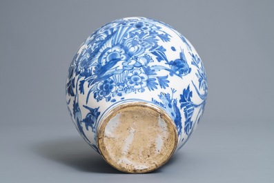 Un vase &agrave; d&eacute;cor de chinoiserie en fa&iuml;ence de Delft en bleu et blanc, Angleterre, 18&egrave;me