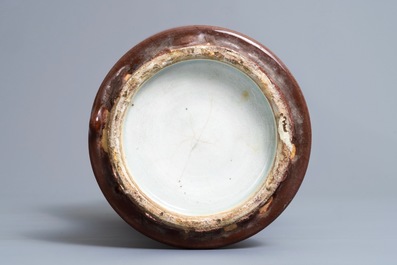 Un vase de forme balustre &eacute;long&eacute; en porcelaine de Chine langyao, 19&egrave;me