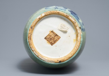 Een Chinese Nanking craquel&eacute; vaas met herten en kraanvogels, 19e eeuw