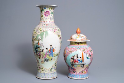 Deux vases en porcelaine de Chine famille rose, marque de Qianlong, R&eacute;publique, 20&egrave;me