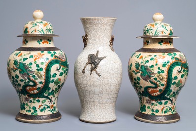 Drie Chinese Nanking craquel&eacute; vazen met draken, 19e eeuw