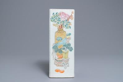 A square Chinese qianjiang cai hat stand, signed Xu Pinheng, 19th C.