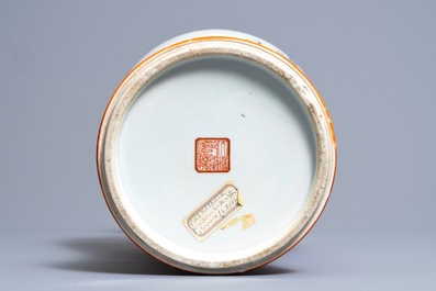 Een Chinese famille rose vaas met oranje fondkleur, Qianlong merk, Republiek, 20e eeuw