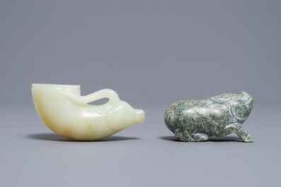 Un rhyton en forme de cerf et un mod&egrave;le d'un cochon en jade sculpt&eacute;, Han ou apr&egrave;s