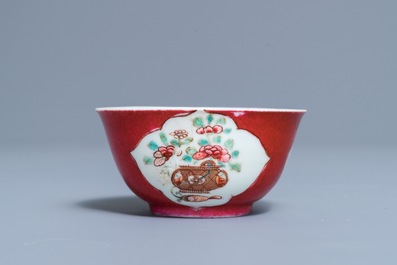 Une tasse et soucoupe 'ruby back' en porcelaine de Chine famille rose, Yongzheng