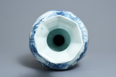 Un grand vase en fa&iuml;ence de Delft en bleu et blanc &agrave; d&eacute;cor de chinoiserie, fin du 17&egrave;me