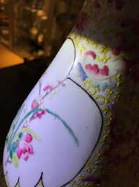 Un vase de forme double gourde en porcelaine de Chine famille rose, 19&egrave;me