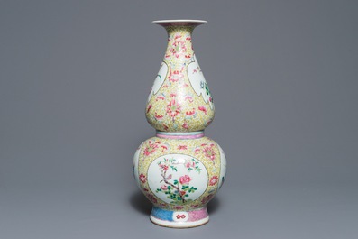 A Chinese famille rose double gourd vase with floral design, 19th C.