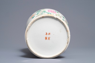 Un vase en porcelaine de Chine famille rose, 19/20&egrave;me