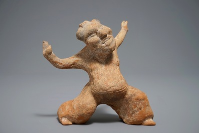 Een Chinees aardewerken beeld van een mannelijke danser, Han