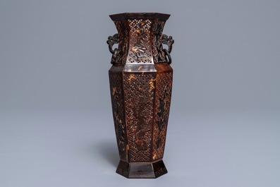Un vase de forme hexagonale en &eacute;caille de tortue ajour&eacute;e, Chine, 19&egrave;me