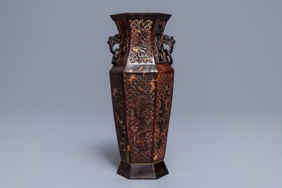 A hexagonal Chinese reticulated tortoise shell vase, 19th C.