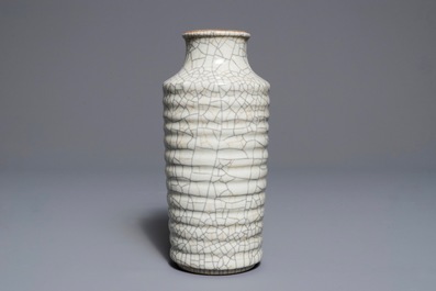 Un vase de forme rouleau en porcelaine de Chine de type ge, 20&egrave;me