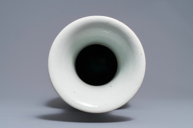 Un vase en porcelaine de Chine qianjiang cai &agrave; d&eacute;cor mythologique, 19/20&egrave;me