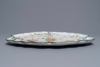 Un grand plat ovale en fa&iuml;ence polychrome italienne, atelier de Ferniani, Faenza, fin du 18&egrave;me