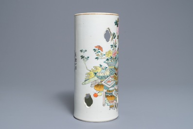 Un porte-chapeau en porcelaine de Chine qianjiang cai, sign&eacute; Xu Pingheng, 19&egrave;me