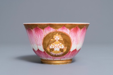 A Chinese Thai market Bencharong-style bowl on stand, seal mark, 19/20th C.
