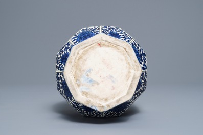 Een blauwwitte gefacetteerde vaas met zilveren montuur in Safavid stijl, Samson, Parijs, 19e eeuw