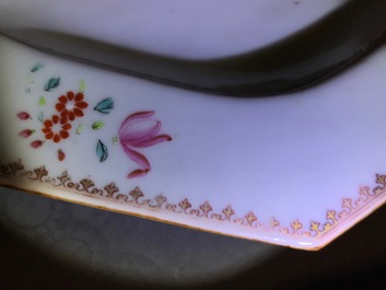 Une terrine couverte sur pr&eacute;sentoir en porcelaine de Chine famille rose, Qianlong