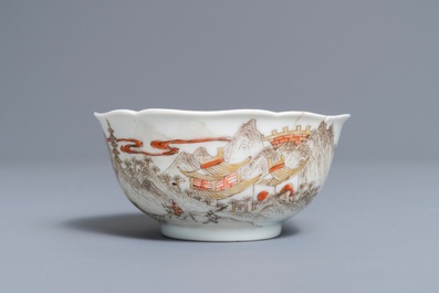 Une tasse et deux soucoupes en porcelaine de Chine grisaille, dor&eacute; et rouge de fer, Yongzheng
