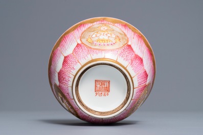 Un bol sur pr&eacute;sentoir en porcelaine de Chine de style Bencharong pour le march&eacute; thai, 19/20&egrave;me
