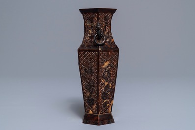 Un vase de forme hexagonale en &eacute;caille de tortue ajour&eacute;e, Chine, 19&egrave;me