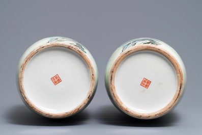 Een paar fijne Chinese famille rose rouleau vazen, Qianlong merk, Republiek, 20th C.
