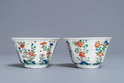 Une paire de tasses et soucoupes en porcelaine de Chine famille verte, Kangxi