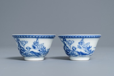 Une paire de tasses et soucoupes en porcelaine de Chine bleu et blanc &agrave; d&eacute;cor de Neptune, Qianlong