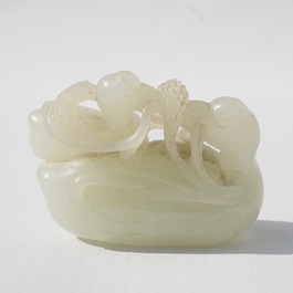 Un groupe en jade sculpt&eacute; figurant deux canards mandarin sur feuille de lotus, 19&egrave;me