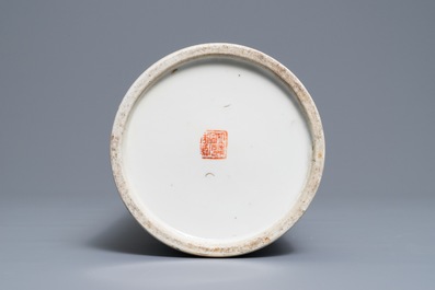 Een ronde Chinese qianjiang cai hoedensteun, gesign. Wang Youtang, 19/20e eeuw