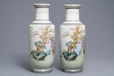 Une paire de vases de forme rouleau en porcelaine de Chine famille rose, R&eacute;publique, 20&egrave;me