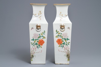 Une paire de vases de forme carr&eacute; en porcelaine de Chine famille rose, 19&egrave;me