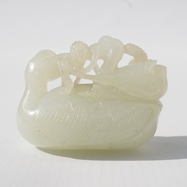 Un groupe en jade sculpt&eacute; figurant deux canards mandarin sur feuille de lotus, 19&egrave;me