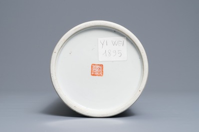 Een ronde Chinese qianjiang cai hoedensteun, gesign. Xu Pinheng, 19e eeuw
