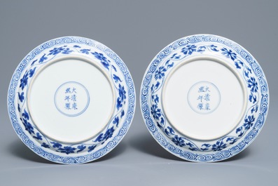 Een paar Chinese blauwwitte drakenborden, Kangxi merk en periode