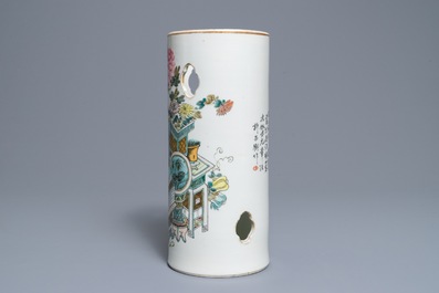 Un porte-chapeau en porcelaine de Chine qianjiang cai, sign&eacute; Xu Pingheng, 19&egrave;me