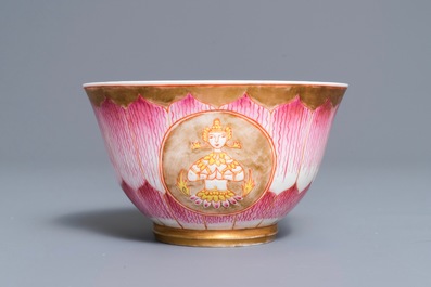 A Chinese Thai market Bencharong-style bowl on stand, seal mark, 19/20th C.