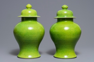 Een paar Chinese dekselvazen met gespikkeld groen-geel glazuur, 19e eeuw