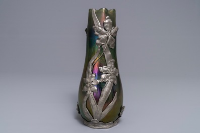 Een Loetz Art Nouveau vaas in iriserend glas met Van Hauten tinmontuur, 1e helft 20e eeuw
