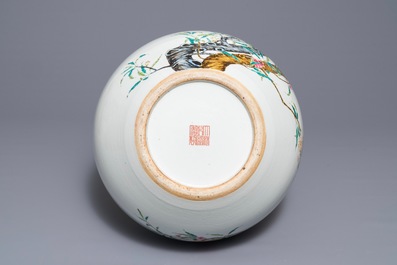 Un vase de forme tianqiu ping en porcelaine de Chine famille rose, marque de Qianlong, 20&egrave;me