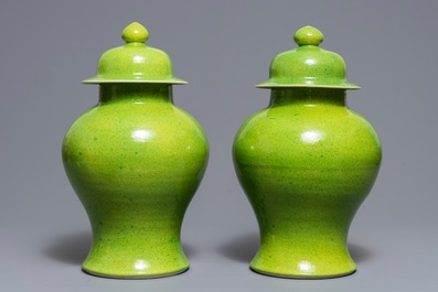 Une paire de vases couverts en porcelaine de Chine vert et jaune, 19&egrave;me
