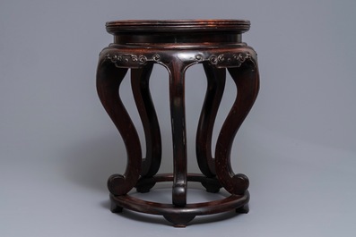 A Chinese famille rose plaque-topped wooden stand, 19/20th C.