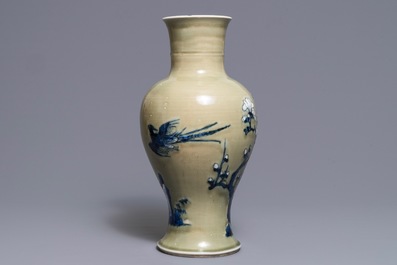 Een Chinese vaas met blauwwit en onderglazuur rood decor met celadon fondkleur, Kangxi