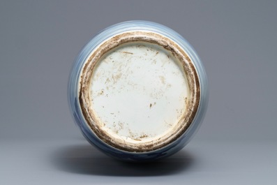Un vase en porcelaine de Chine bleu et blanc &agrave; d&eacute;cor 'Hehe Er Xian', 19&egrave;me