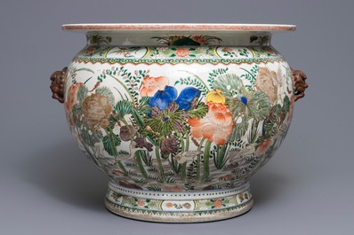A Chinese famille verte fish bowl with birds among flowers, 19/20th C.