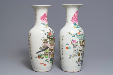 Twee Chinese qianjiang cai vazen met decor van kostbaarheden, 19/20e eeuw