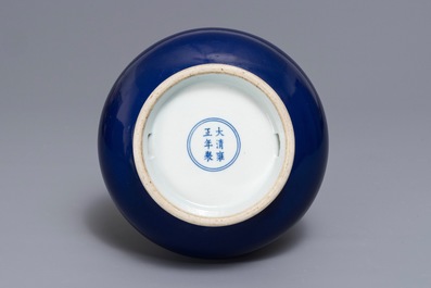 Een monochrome Chinese 'sacrificial blue' peervormige vaas, Yongzheng merk en periode